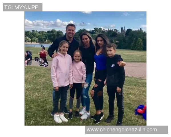 足球明星欧文温馨抱女儿瞬间展现父爱与亲情的美好画面 足球明星欧文温馨抱女儿瞬间展现父爱与亲情的美好画面